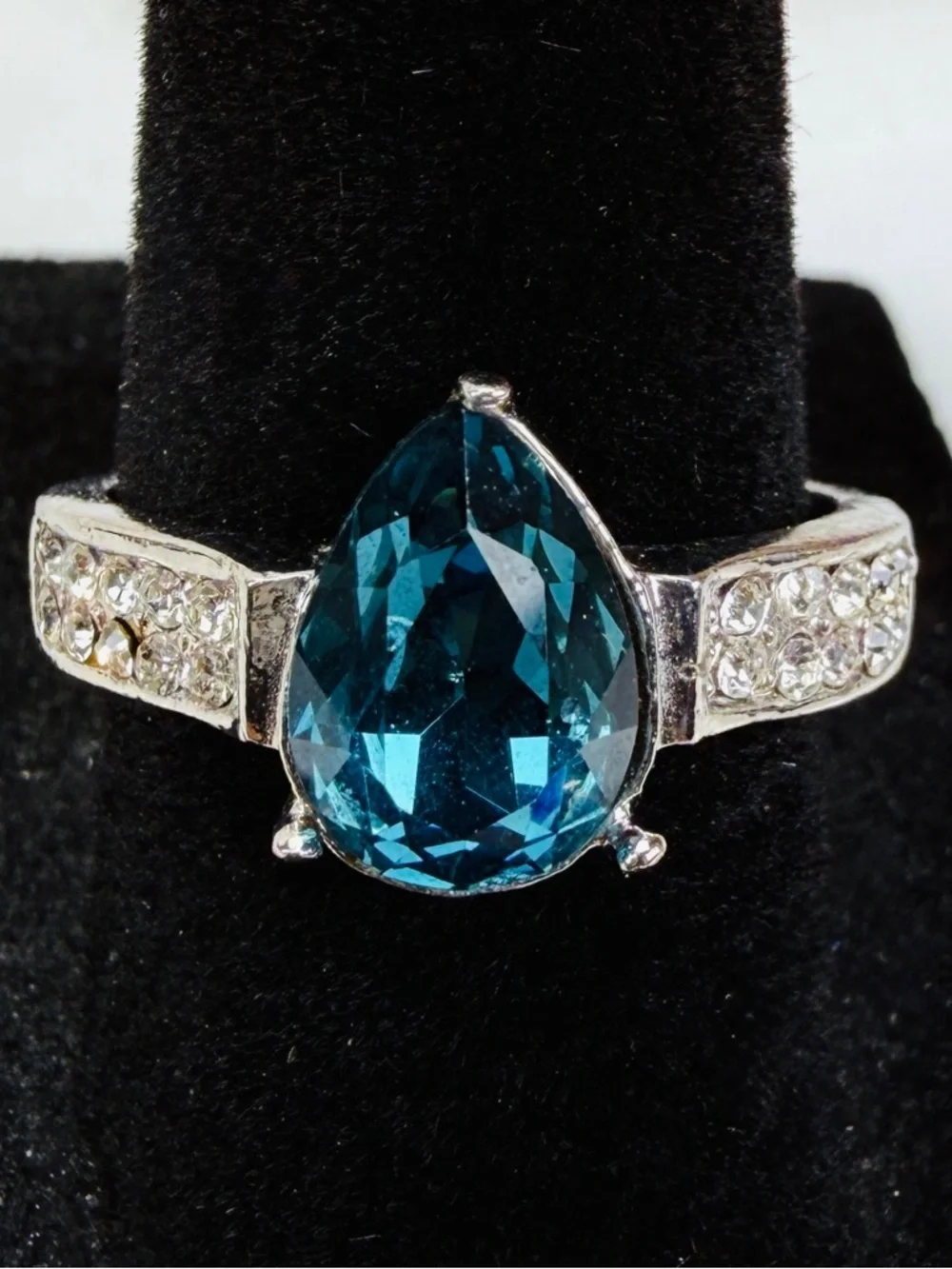 Silvertone with bling costume pear-shaped center ring size 7 3/4